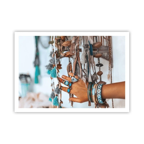 Affiche - Poster - Une main ornée de bijoux bohèmes avec des décorations en arrière-plan - 100x70cm - Trésor local - Décoration murale moderne pour le salon et la chambre ARTTOR