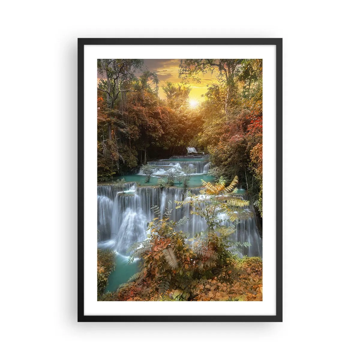 Affiche dans un cadre noir - Poster - Une cascade entourée d'arbres d'automne au coucher du soleil - 50x70cm - Trésor caché de la forêt - Décoration murale moderne pour le salon et la chambre ARTTOR