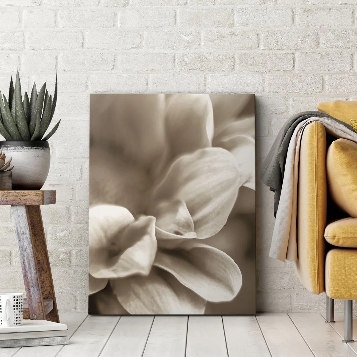 Impression sur toile - Image sur toile - Gros plan de fleurs dans un ton sépia délicat avec des contours doux - 50x70cm - Doux comme un sourire - Décoration murale moderne pour le salon et la chambre ARTTOR