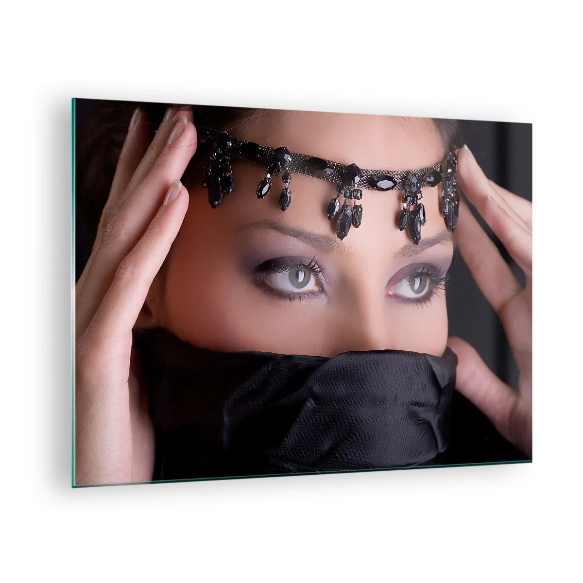 Impression sur verre - Image sur verre - Le visage d'une femme avec un diadème orné et un regard intense - 70x50cm - Tentation de mystère oriental - Décoration murale moderne pour le salon et la chambre ARTTOR