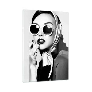 Impression sur verre - Image sur verre - Femme élégante avec des lunettes et un foulard noir et blanc - 50x70cm - Salutations des années 60 - Décoration murale moderne pour le salon et la chambre ARTTOR