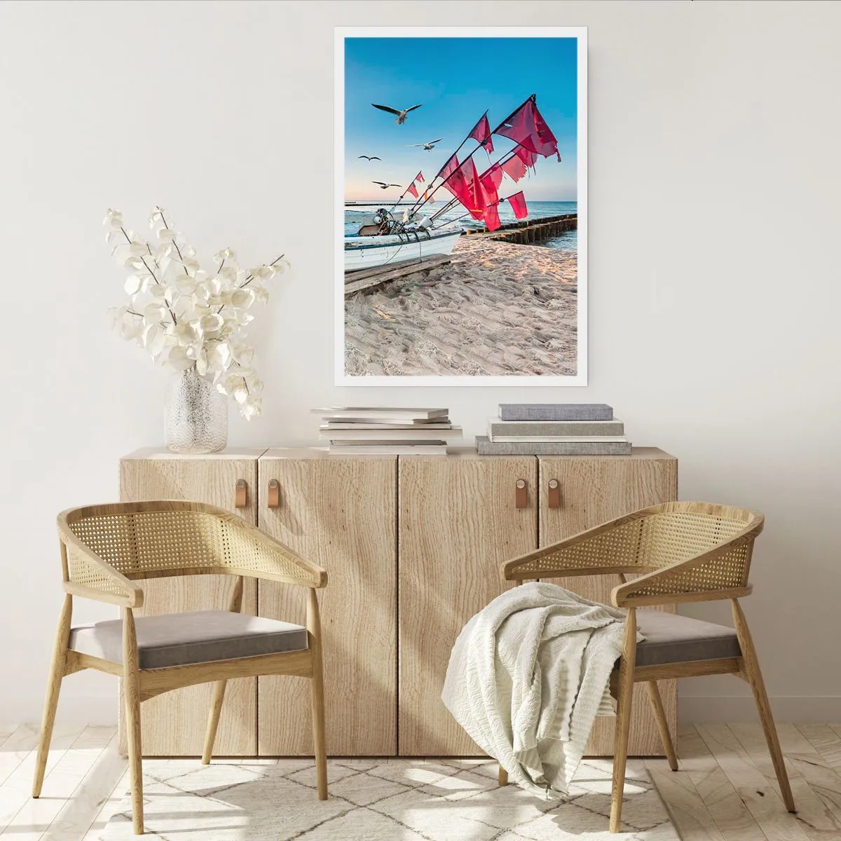 Affiche - Poster - Bateau de pêche avec drapeaux rouges sur la plage - 50x70cm - Repos mérité - Décoration murale moderne pour le salon et la chambre ARTTOR