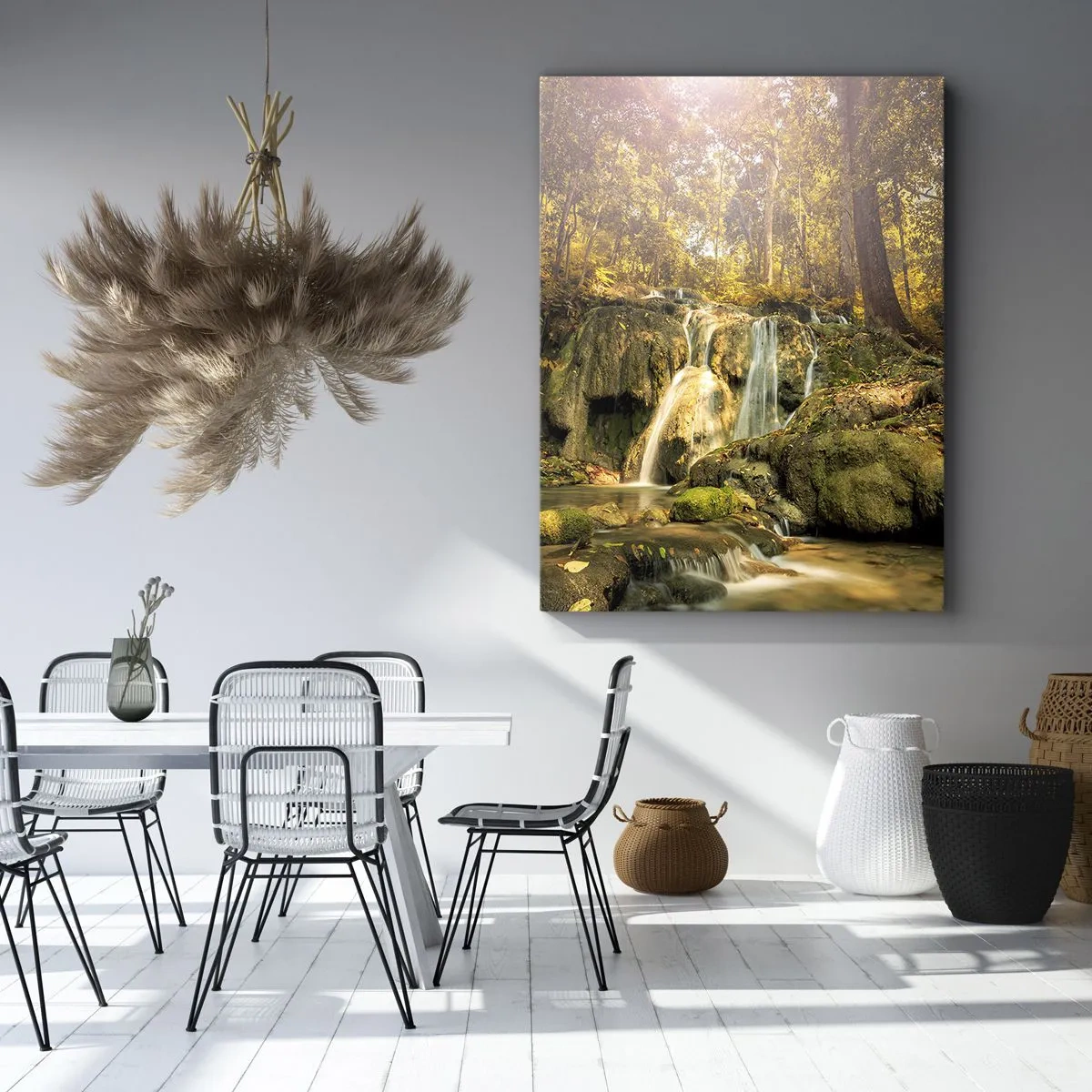 Impression sur toile - Image sur toile - Une cascade forestière sous les rayons du soleil, entourée de verdure - 50x70cm - Cascade de forêt en vert - Décoration murale moderne pour le salon et la chambre ARTTOR