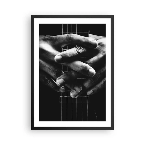 Affiche dans un cadre noir - Poster - Mains jointes sur les cordes d'une guitare en noir et blanc - 50x70cm - Prière d'artiste - Décoration murale moderne pour le salon et la chambre ARTTOR