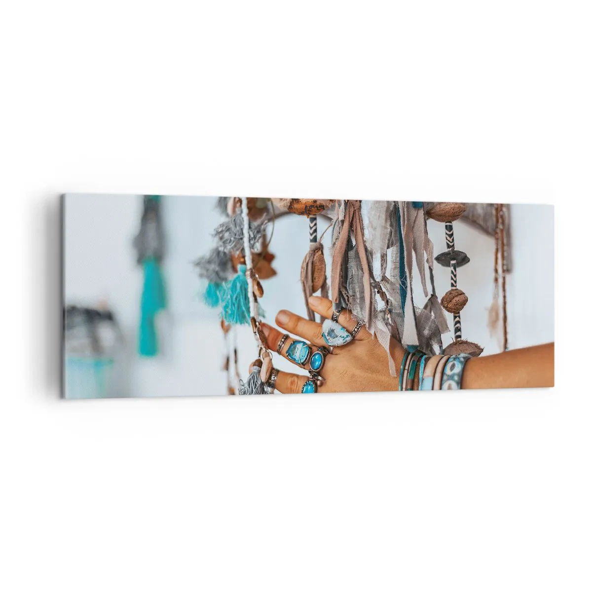 Impression sur toile - Image sur toile - Une main ornée de bijoux bohèmes avec des décorations en arrière-plan - 140x50cm - Trésor local - Décoration murale moderne pour le salon et la chambre ARTTOR