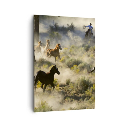 Impression sur toile - Image sur toile - Un troupeau de chevaux sauvages galopant à travers la poussière et la végétation - 50x70cm - Rivalité - liberté ou force masculine ? - Décoration murale moderne pour le salon et la chambre ARTTOR