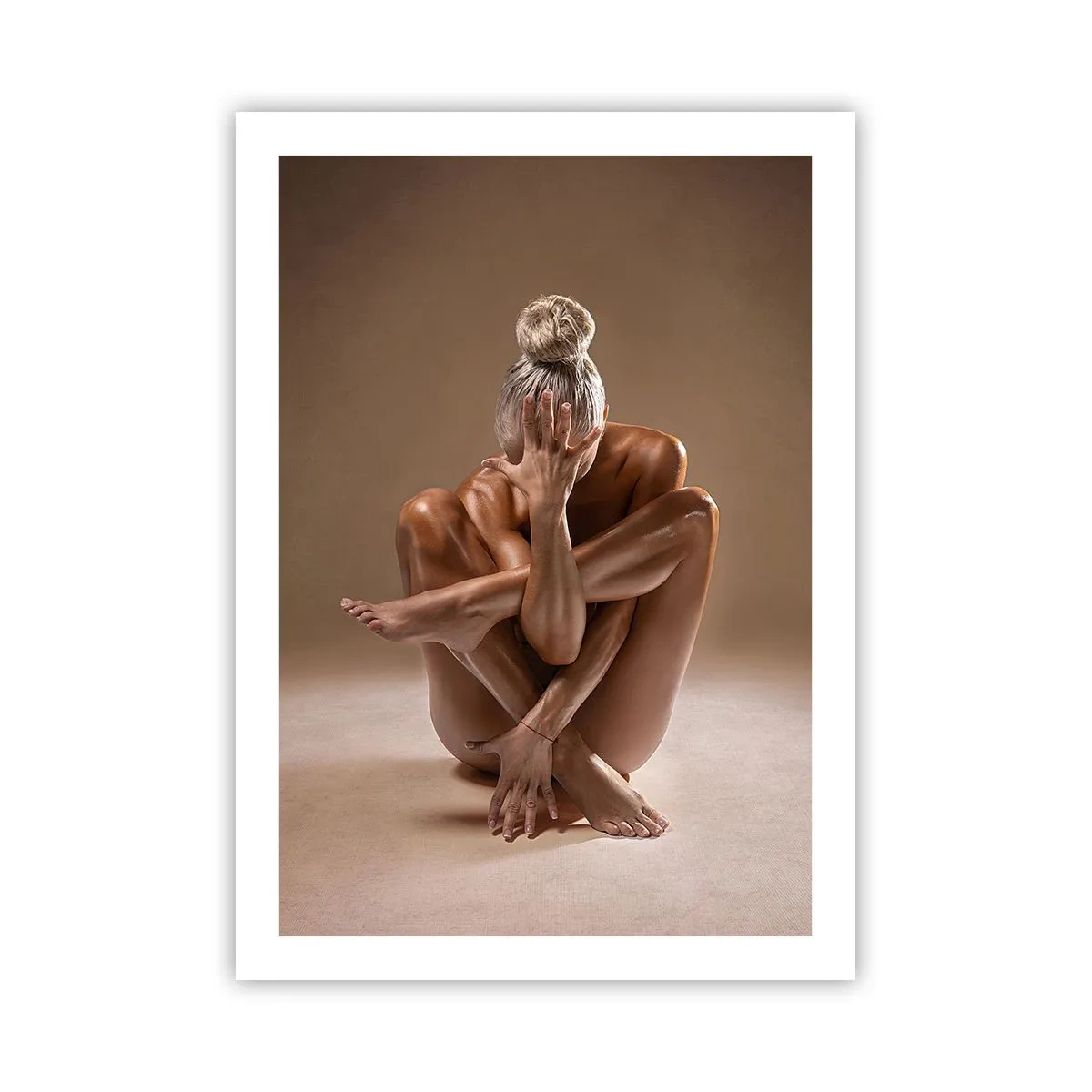 Affiche - Poster - Prise de vue artistique d'une femme dans une pose sensuelle sur fond beige - 50x70cm - Unité du corps et de l'âme - Décoration murale moderne pour le salon et la chambre ARTTOR