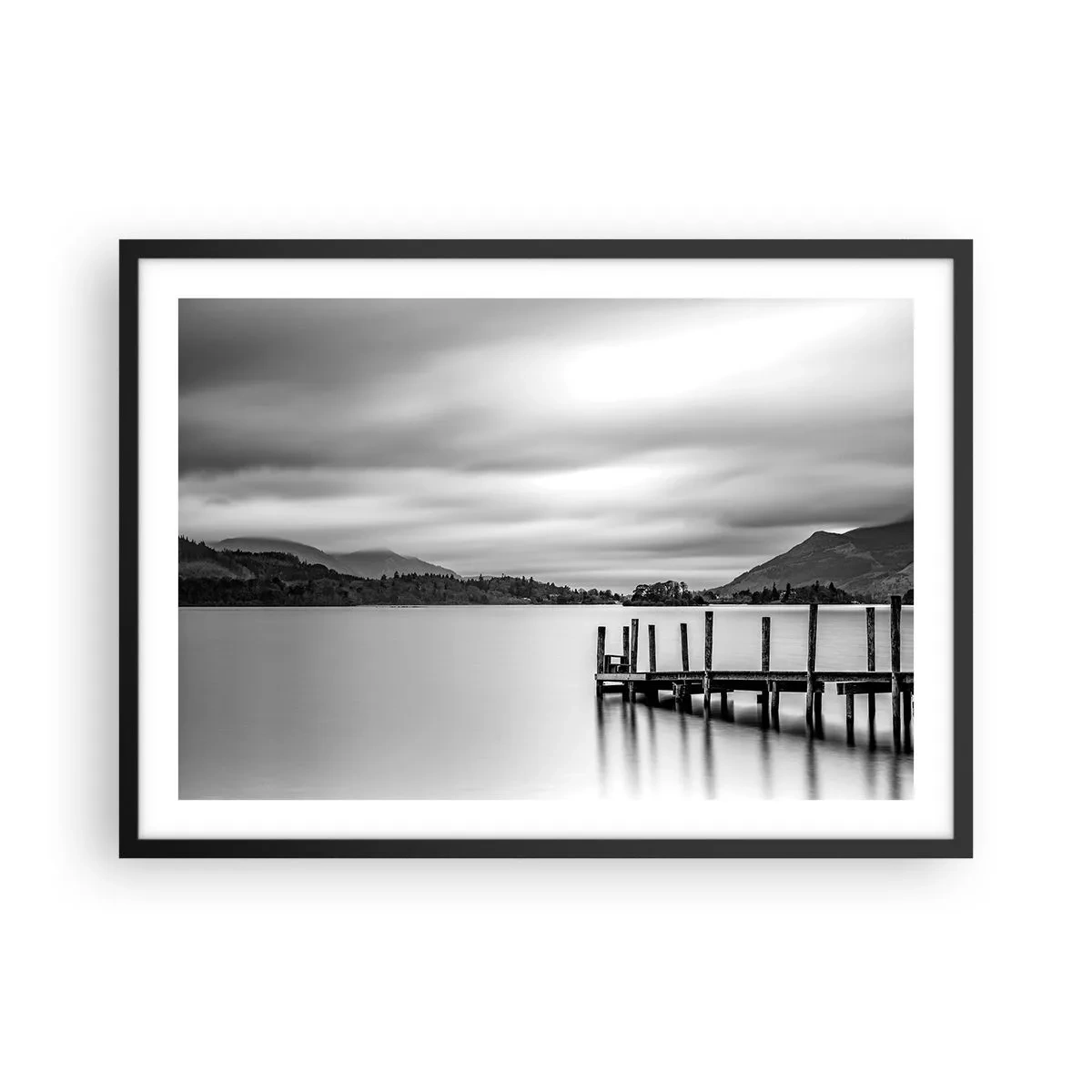 Affiche dans un cadre noir - Poster - Paysage noir et blanc avec une jetée sur un lac - 70x50cm - Douceur et force - Décoration murale moderne pour le salon et la chambre ARTTOR