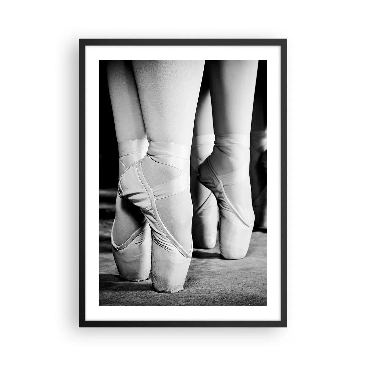 Affiche dans un cadre noir - Poster - Une affiche en noir et blanc représentant des chaussons de pointe de ballet. - 50x70cm - Ensemble, simple - Décoration murale moderne pour le salon et la chambre ARTTOR