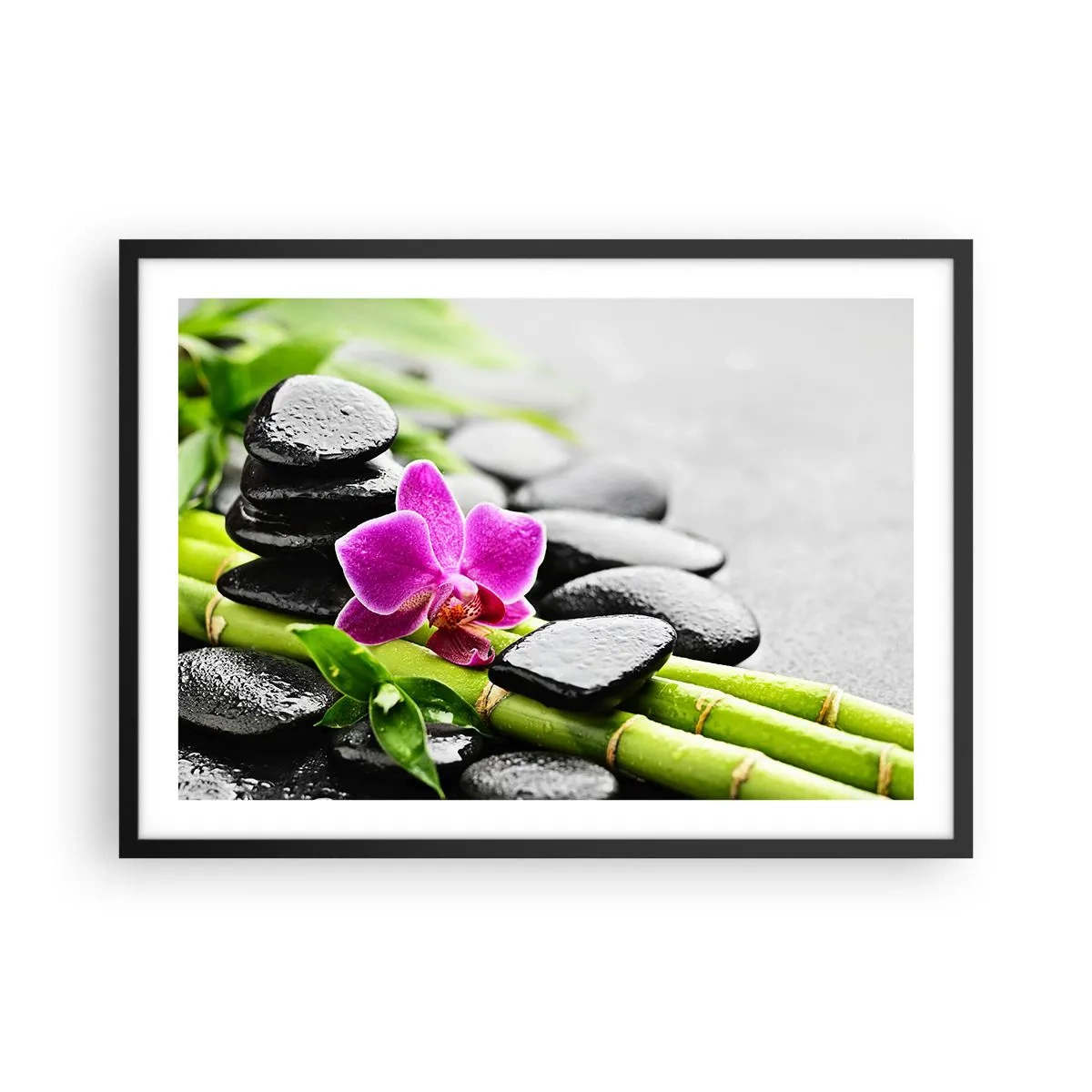 Affiche dans un cadre noir - Poster - Orchidée violette, pierres noires et bambou dans une composition tranquille - 70x50cm - Dans un équilibre de calme - Décoration murale moderne pour le salon et la chambre ARTTOR
