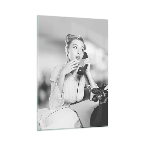 Impression sur verre - Image sur verre - Une femme parlant au téléphone devant une machine à écrire - 80x120cm - Hello! Ici les années 50 - Décoration murale moderne pour le salon et la chambre ARTTOR