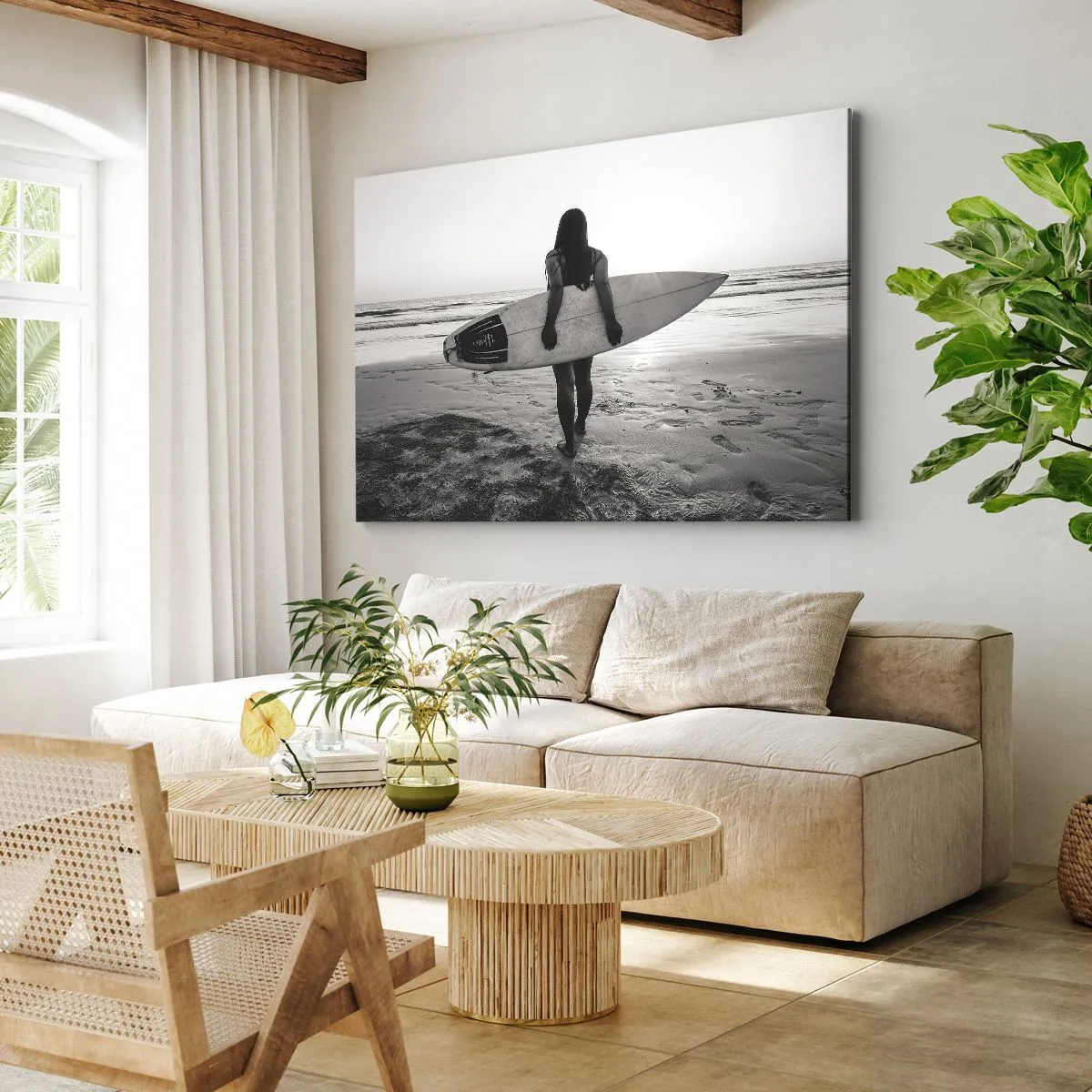 Impression sur toile - Image sur toile - Femme avec planche de surf sur la plage en noir et blanc - 70x50cm - Fille des vagues de la mer - Décoration murale moderne pour le salon et la chambre ARTTOR