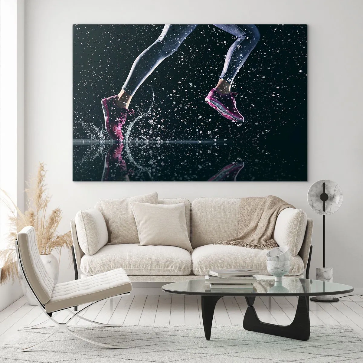 Impression sur verre - Image sur verre - Courir dans l'eau avec des chaussures de sport sur un fond sombre - 120x80cm - Combien de force dans les jambes - Décoration murale moderne pour le salon et la chambre ARTTOR