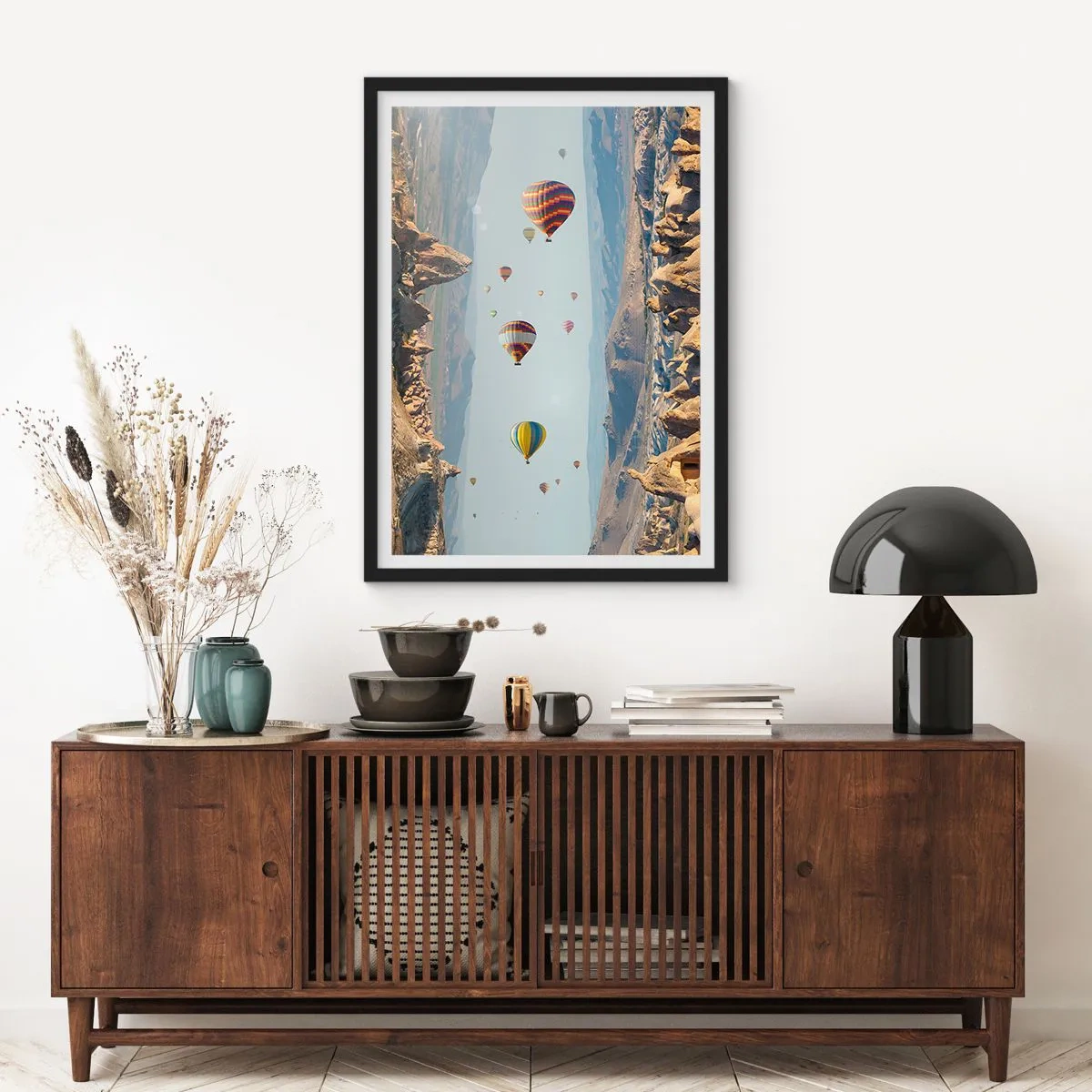 Affiche dans un cadre noir - Poster - Montgolfières flottant au-dessus d'un terrain rocheux - 50x70cm - Ici, tout est possible - Décoration murale moderne pour le salon et la chambre ARTTOR