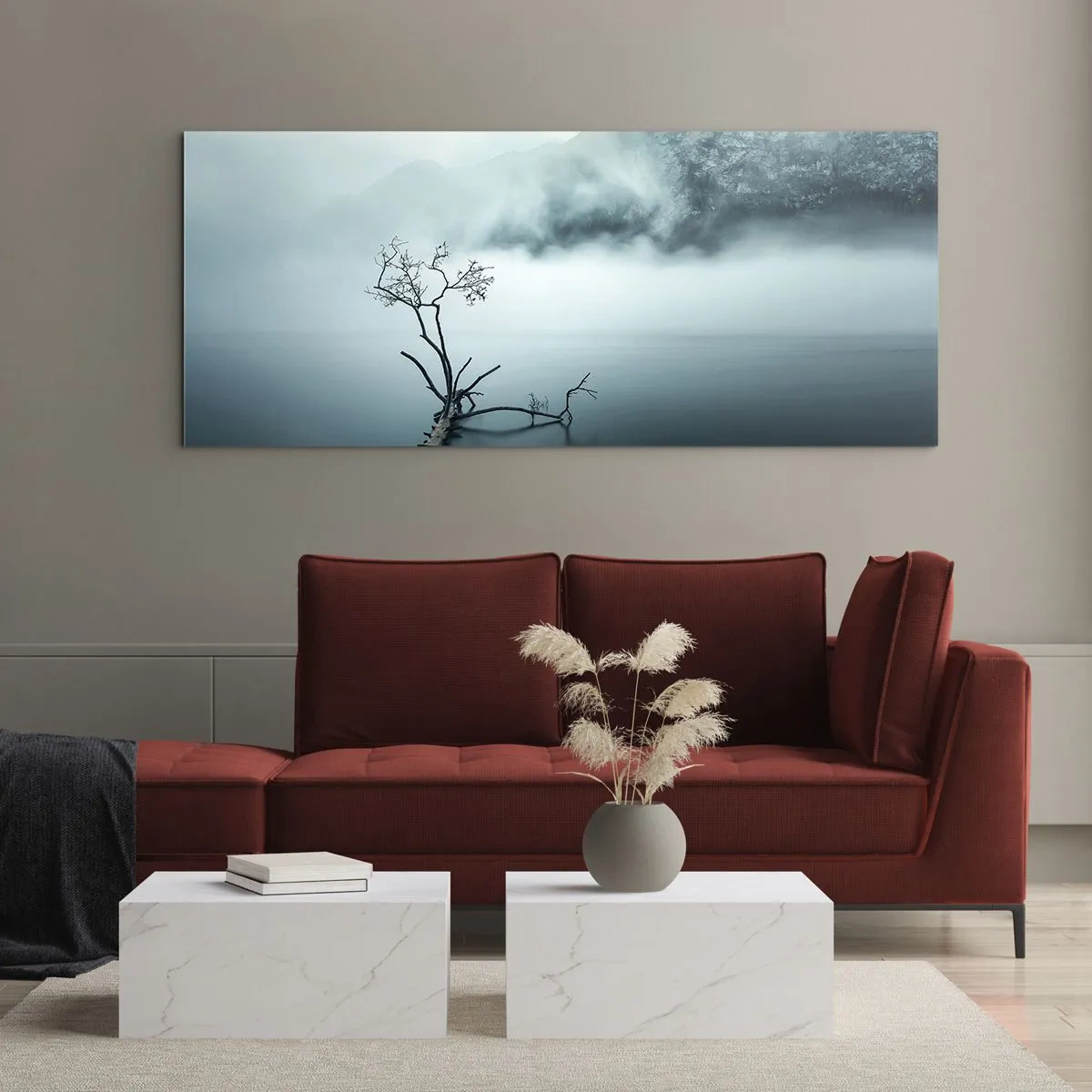 Impression sur verre - Image sur verre - Un arbre solitaire dans l'eau entouré de brouillard et de montagnes - 140x50cm - D'eau et de brouillard - Décoration murale moderne pour le salon et la chambre ARTTOR