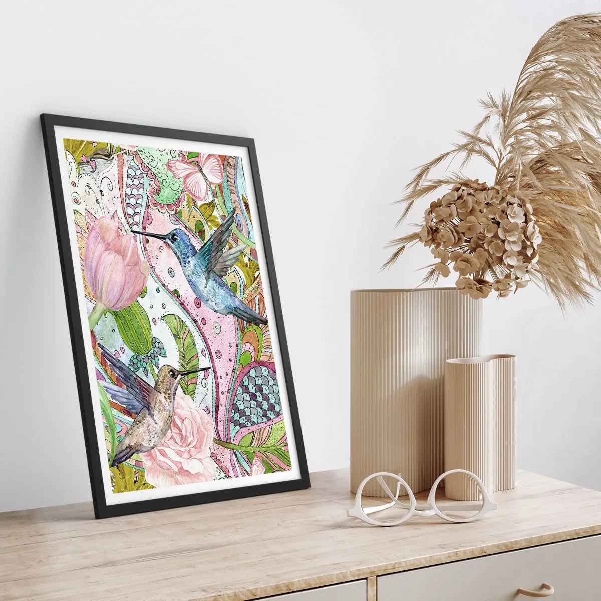 Affiche dans un cadre noir - Poster - Colibris colorés sur fond de fleurs et de motifs - 50x70cm - Empêtré dans les vignes - Décoration murale moderne pour le salon et la chambre ARTTOR