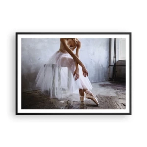 Affiche dans un cadre noir - Poster - Une ballerine dans une pose délicate sur un fond industriel - 100x70cm - Avant que les lumières de la rampe ne clignotent - Décoration murale moderne pour le salon et la chambre ARTTOR