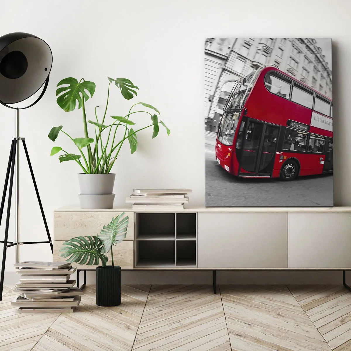 Impression sur toile - Image sur toile - Un bus londonien rouge sur fond de rue noire et blanche - 70x100cm - Londres traditionnellement - en bus - Décoration murale moderne pour le salon et la chambre ARTTOR