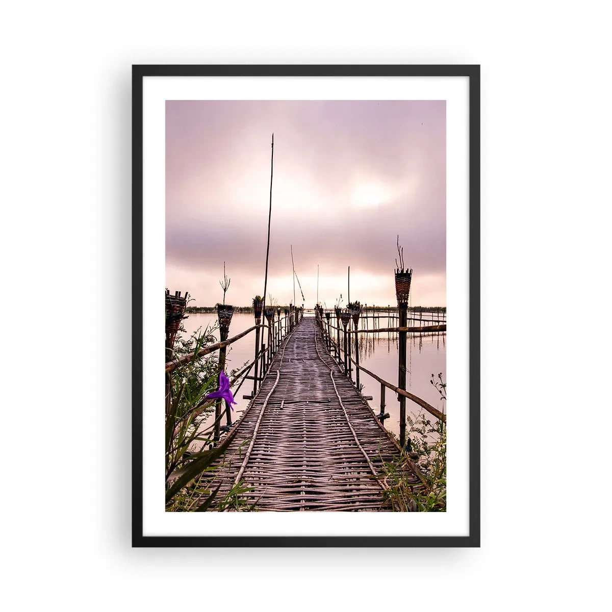Affiche dans un cadre noir - Poster - Pont en bambou sur une eau calme au crépuscule - 50x70cm - Le silence et le calme d'Asie - Décoration murale moderne pour le salon et la chambre ARTTOR