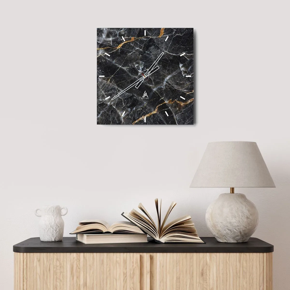 Horloge murale - Pendule murale - Détails noirs et dorés de la surface en marbre - 30x30cm - La vie intérieure de la pierre - Décoration murale moderne pour le salon et la chambre ARTTOR