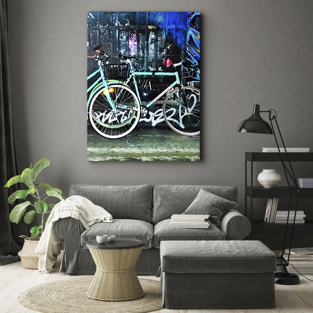 Impression sur toile - Image sur toile - Deux vélos turquoise sur fond de graffitis urbains. - 50x70cm - L'appel de la ville - Décoration murale moderne pour le salon et la chambre ARTTOR