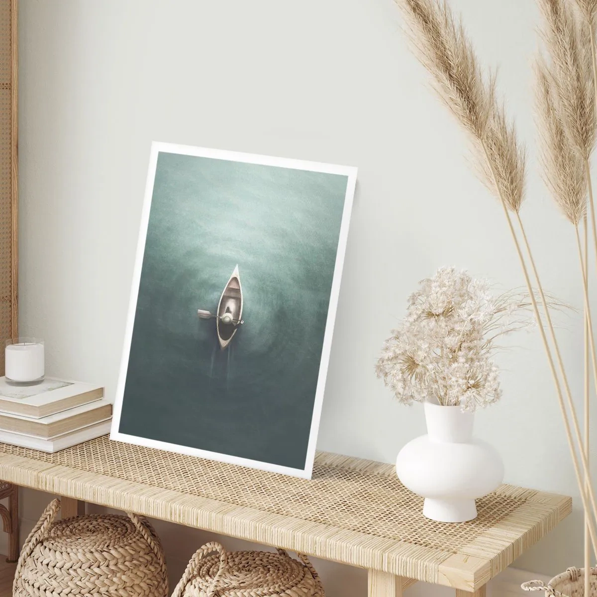 Affiche - Poster - Vue aérienne d'un bateau dérivant sur une eau calme - 50x70cm - À travers le lac de la lune - Décoration murale moderne pour le salon et la chambre ARTTOR