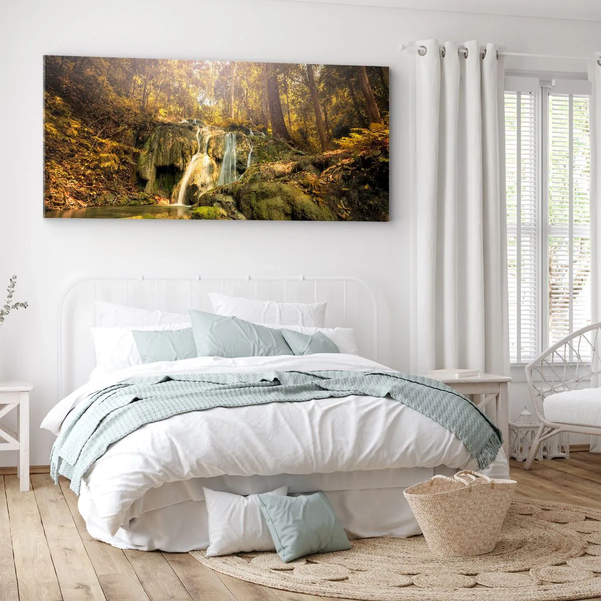 Impression sur toile - Image sur toile - Une cascade forestière sous les rayons du soleil, entourée de verdure - 140x50cm - Cascade de forêt en vert - Décoration murale moderne pour le salon et la chambre ARTTOR