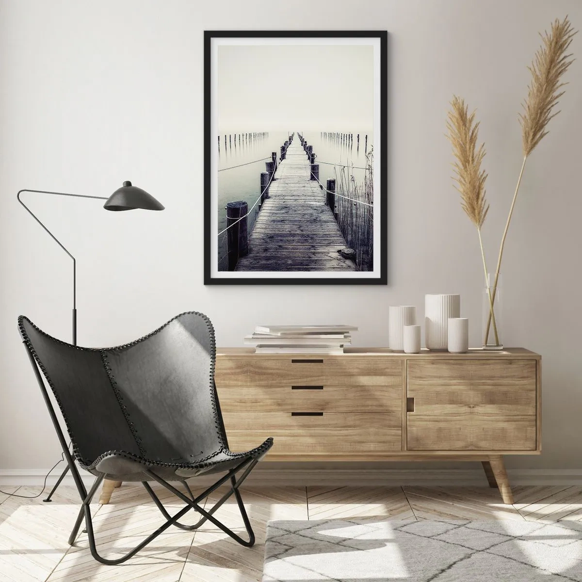 Affiche dans un cadre noir - Poster - Un pont en bois menant à une étendue d'eau brumeuse - 50x70cm - Plongez dans la paix - Décoration murale moderne pour le salon et la chambre ARTTOR