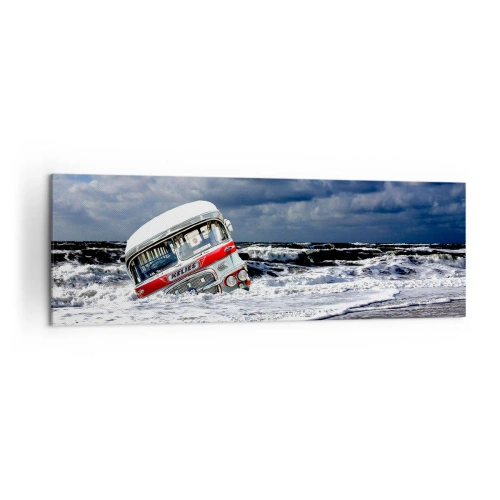 Impression sur toile - Image sur toile - Un bus coulé sur la plage au milieu des vagues et d'une mer agitée - 160x50cm - Et qu'est-ce qui vous étonne ? - Décoration murale moderne pour le salon et la chambre ARTTOR