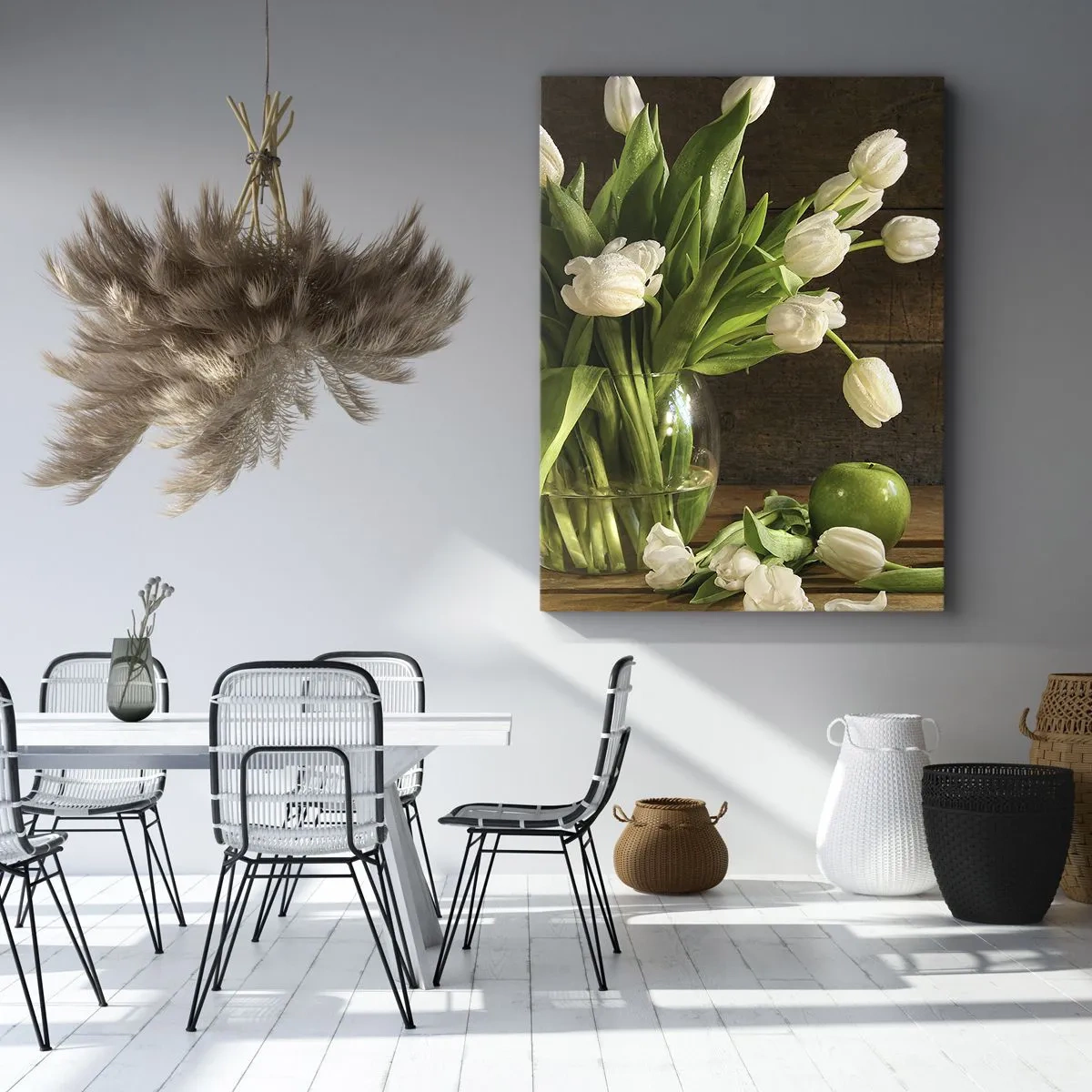 Impression sur toile - Image sur toile - Un bouquet de tulipes blanches dans un vase en verre avec des pommes vertes - 50x70cm - Juteux et frais en vert et blanc - Décoration murale moderne pour le salon et la chambre ARTTOR