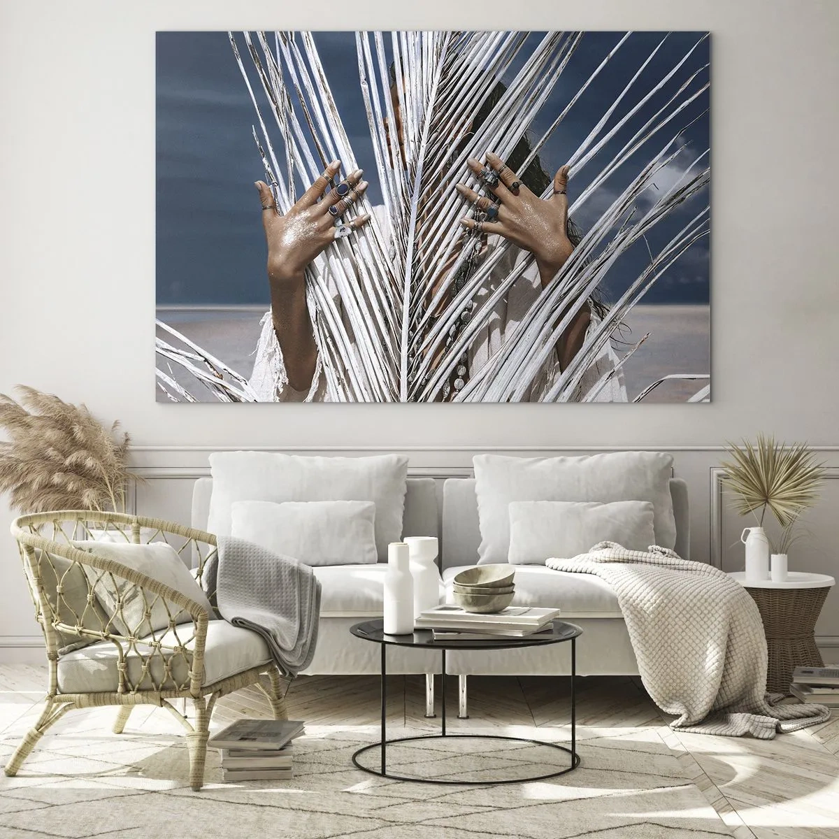 Impression sur verre - Image sur verre - Les mains d'une femme décorées d'anneaux derrière un palmier sec - 70x50cm - Fille de chaman ? - Décoration murale moderne pour le salon et la chambre ARTTOR