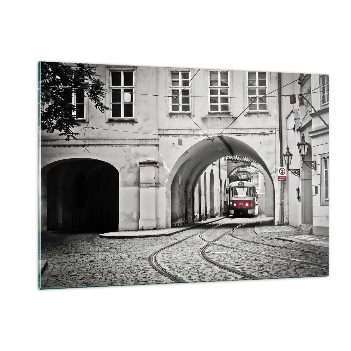 Impression sur verre - Image sur verre - Tramway noir et blanc dans une vieille rue - 120x80cm - Dans le labyrinthe de la ville - Décoration murale moderne pour le salon et la chambre ARTTOR