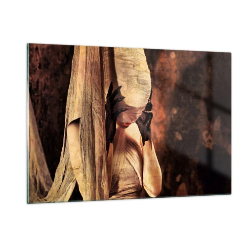 Impression sur verre - Image sur verre - Une femme mystérieuse entourée de tissus dorés - 120x80cm - Entre le bon et le mauvais - Décoration murale moderne pour le salon et la chambre ARTTOR