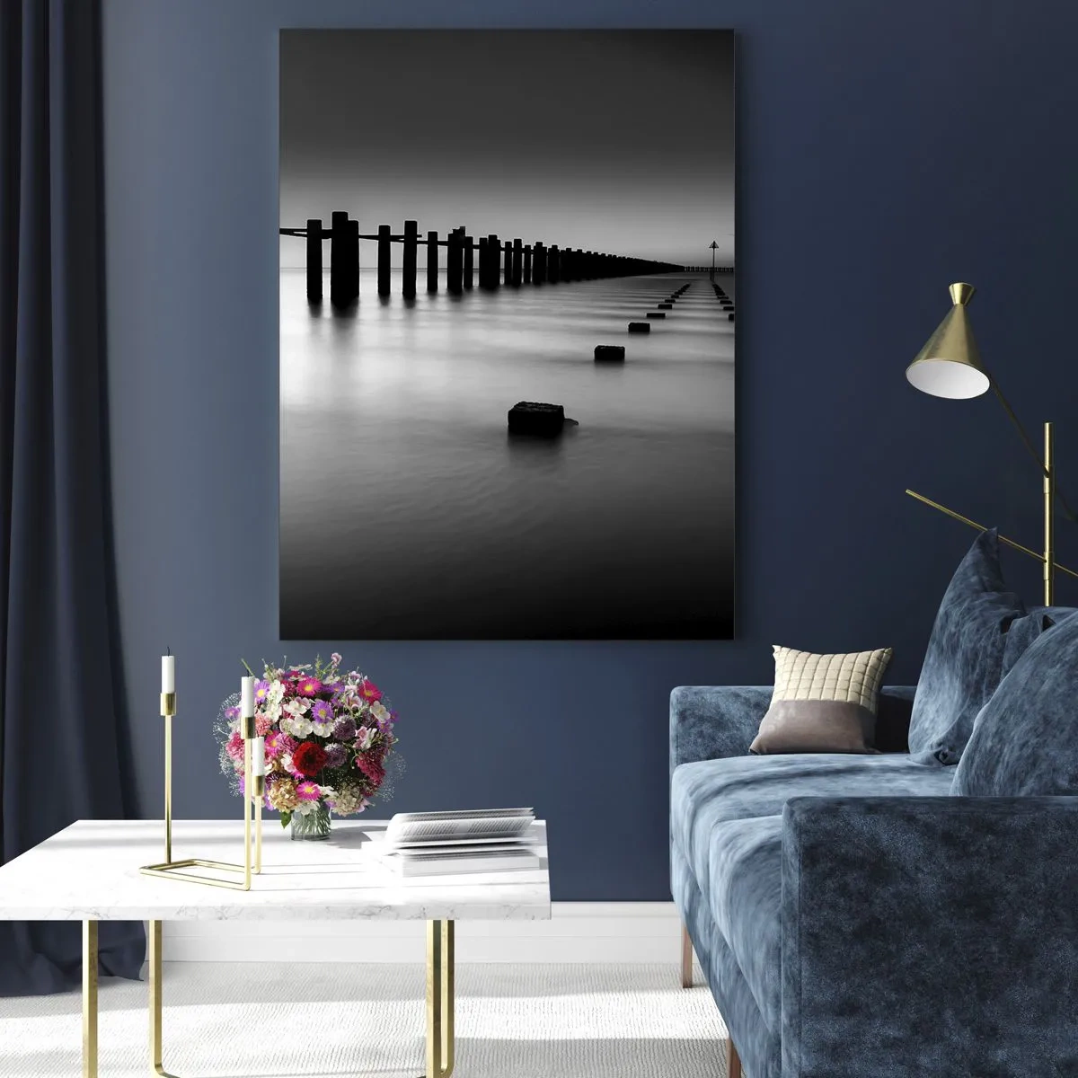 Impression sur verre - Image sur verre - Poteaux en bois et blocs de béton immergés dans l'eau dans des tons noirs et blancs - 70x100cm - Distance grise dans le brouillard - Décoration murale moderne pour le salon et la chambre ARTTOR
