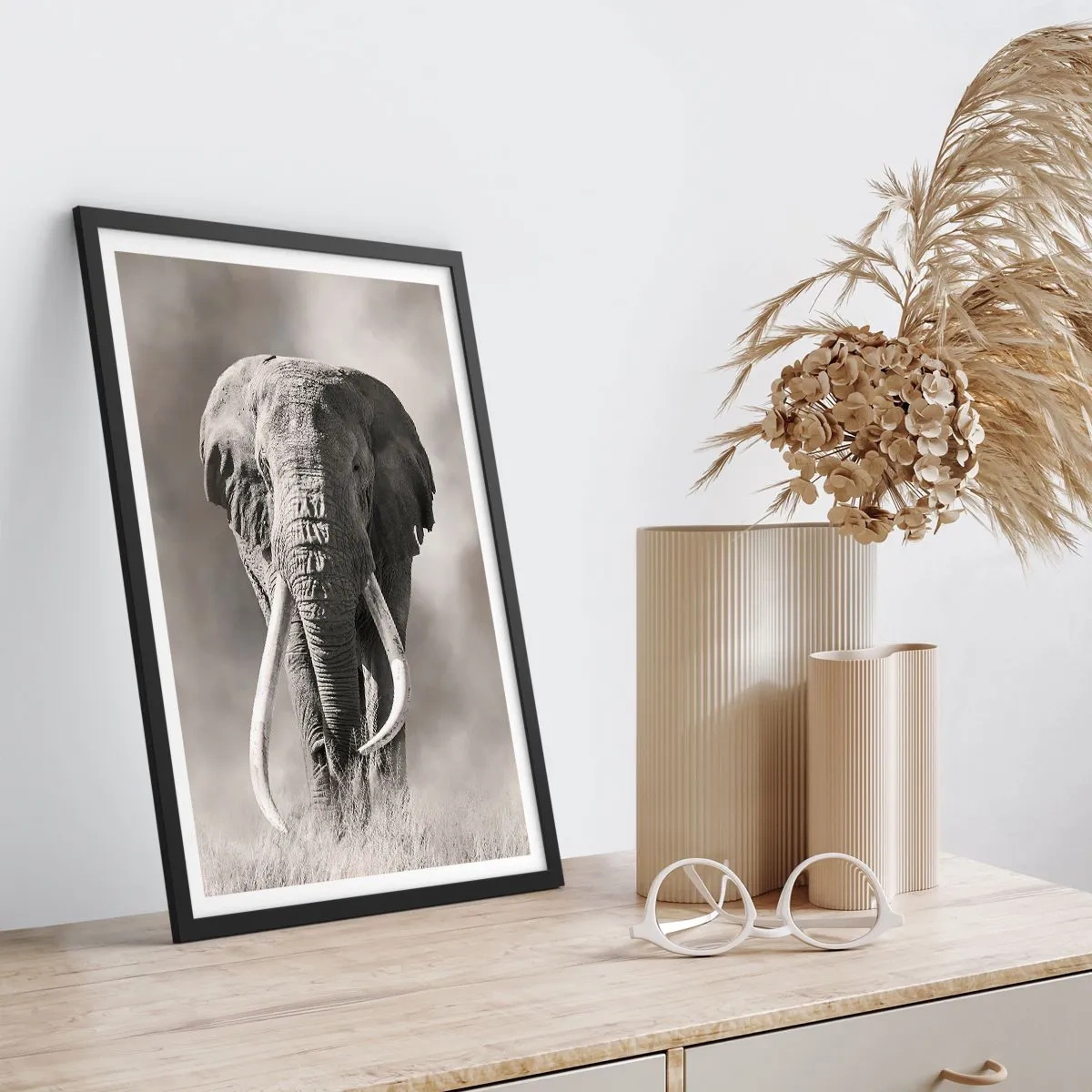 Affiche dans un cadre noir - Poster - Portrait monochrome d'un éléphant majestueux - 50x70cm - Patriarche africain - Décoration murale moderne pour le salon et la chambre ARTTOR