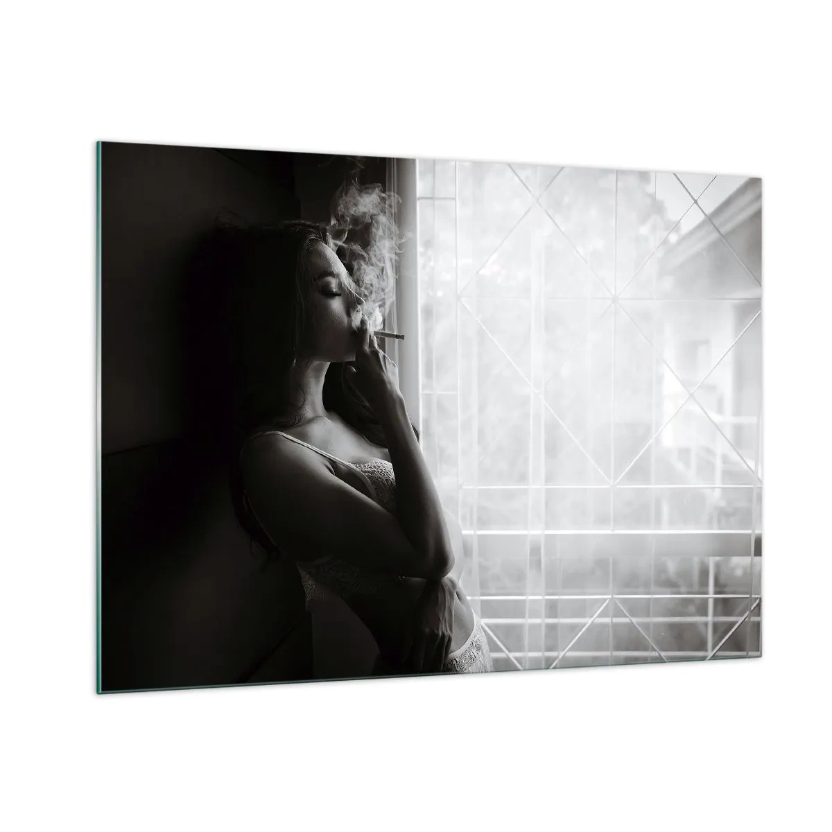 Impression sur verre - Image sur verre - Femme fumant près de la fenêtre en noir et blanc - 100x70cm - Vous sentez-vous libre ? - Décoration murale moderne pour le salon et la chambre ARTTOR