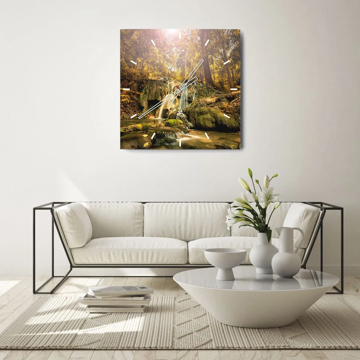 Horloge murale - Pendule murale - Une cascade forestière sous les rayons du soleil, entourée de verdure - 30x30cm - Cascade de forêt en vert - Décoration murale moderne pour le salon et la chambre ARTTOR