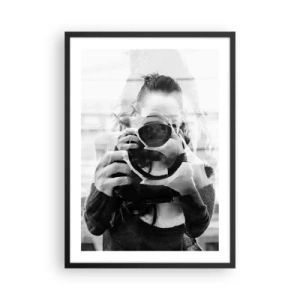 Affiche dans un cadre noir - Poster - Double exposition du photographe et de l'appareil photo en noir et blanc - 50x70cm - Créateur et matériel - Décoration murale moderne pour le salon et la chambre ARTTOR