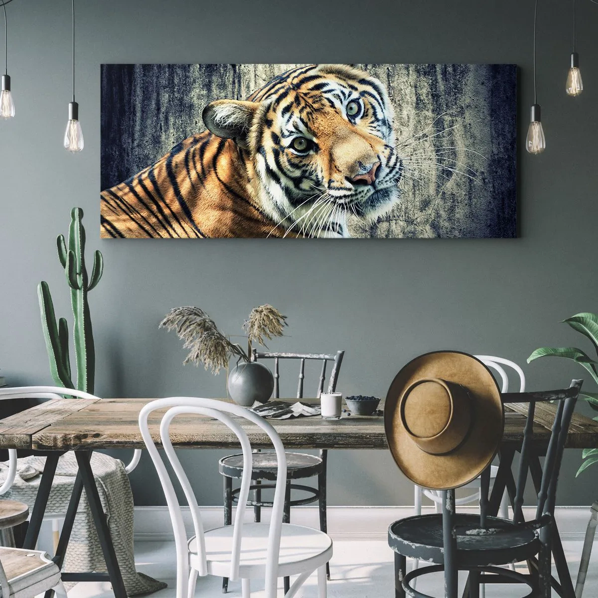 Impression sur toile - Image sur toile - Un tigre couché contre un mur à la texture rugueuse - 160x50cm - Portrait dans les flots de lumière - Décoration murale moderne pour le salon et la chambre ARTTOR