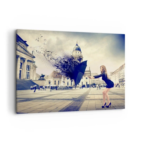 Impression sur toile - Image sur toile - Une femme avec un parapluie dans une composition artistique sur fond urbain - 120x80cm - Il y a un tel vent… - Décoration murale moderne pour le salon et la chambre ARTTOR