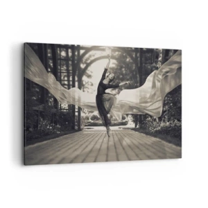 Impression sur toile - Image sur toile - Une danseuse vêtue d'une robe fluide exécute un saut sur fond de jardin noir et blanc. - 120x80cm - La danse de l'esprit jardin - Décoration murale moderne pour le salon et la chambre ARTTOR