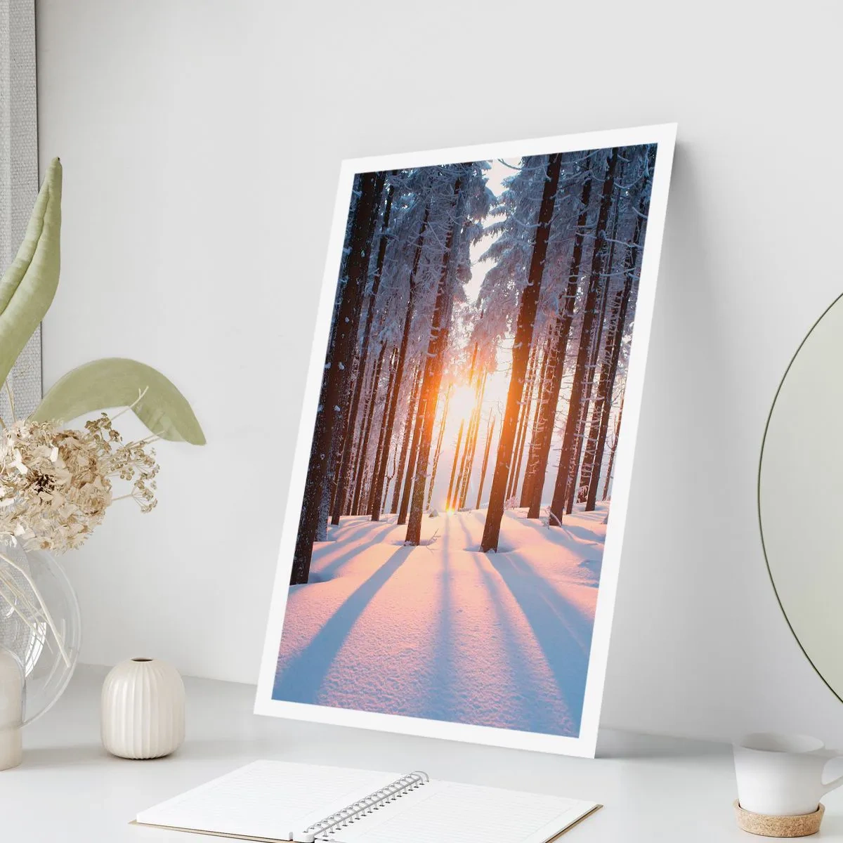 Affiche - Poster - Forêt d'hiver avec les rayons du soleil qui brillent à travers les arbres - 50x70cm - Clairement en noir et blanc - Décoration murale moderne pour le salon et la chambre ARTTOR