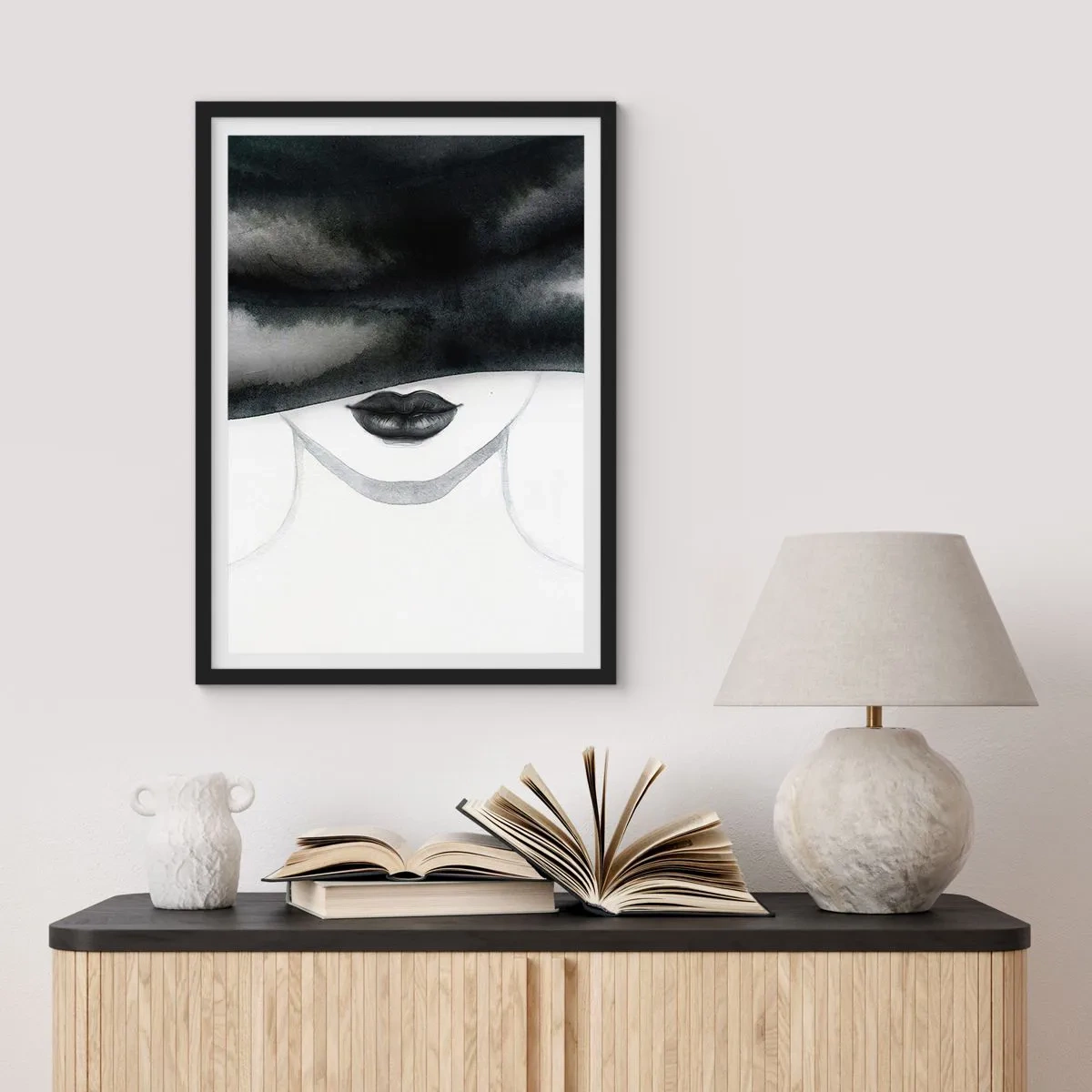 Affiche dans un cadre noir - Poster - Portrait en noir et blanc d'une femme aux yeux bandés - 50x70cm - Un mystère sensuel - Décoration murale moderne pour le salon et la chambre ARTTOR
