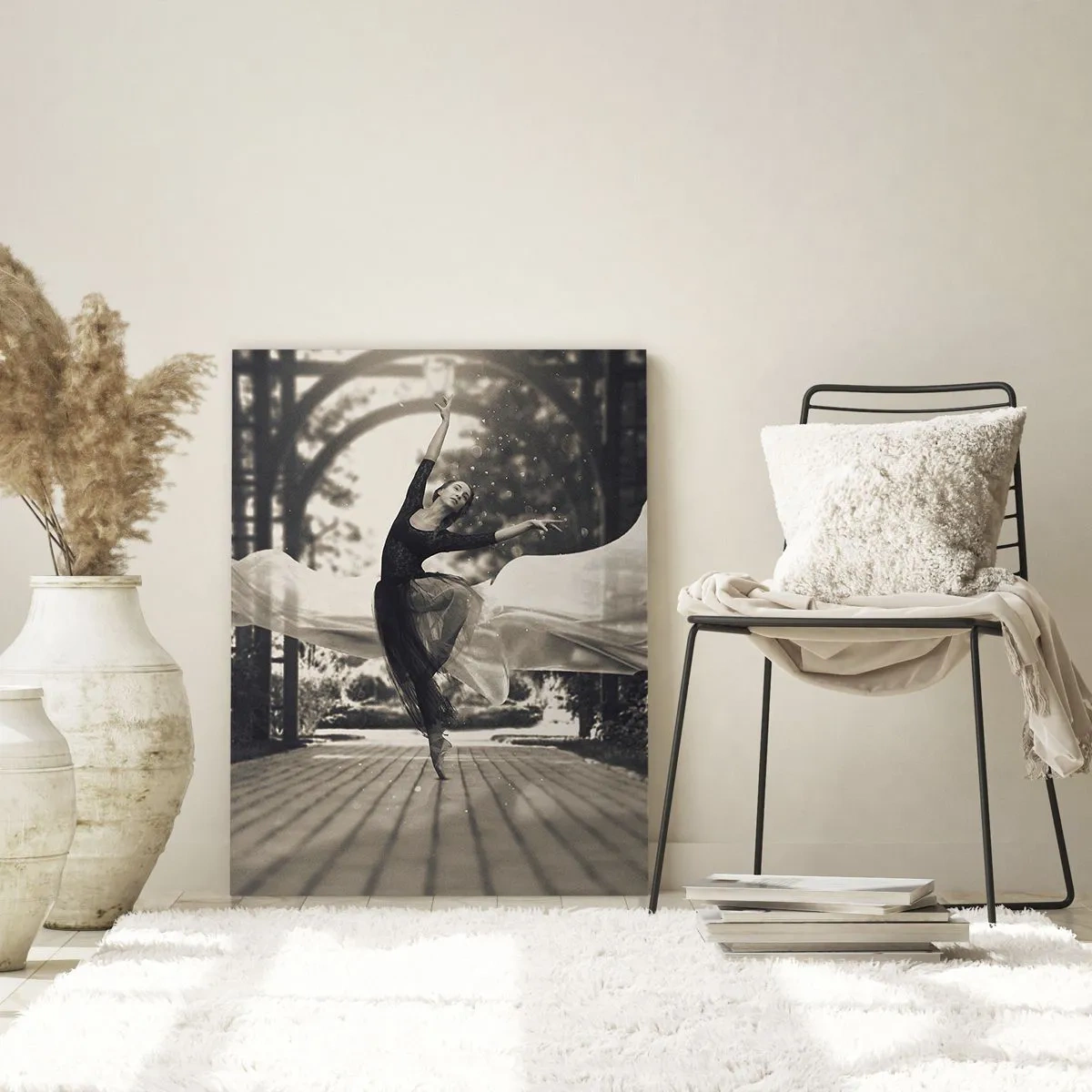 Impression sur verre - Image sur verre - Une danseuse en mouvement sur fond de jardin en noir et blanc. - 50x70cm - La danse de l'esprit jardin - Décoration murale moderne pour le salon et la chambre ARTTOR