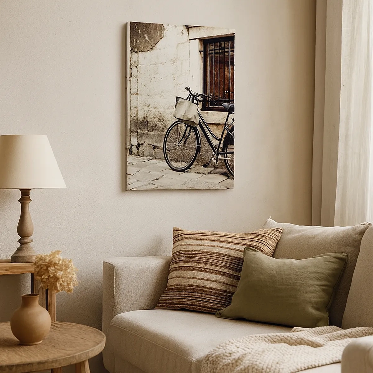 Impression sur toile - Image sur toile - Un vélo contre un mur de pierre avec une fenêtre et une porte de style rétro - 50x70cm - Retour au passé - Décoration murale moderne pour le salon et la chambre ARTTOR