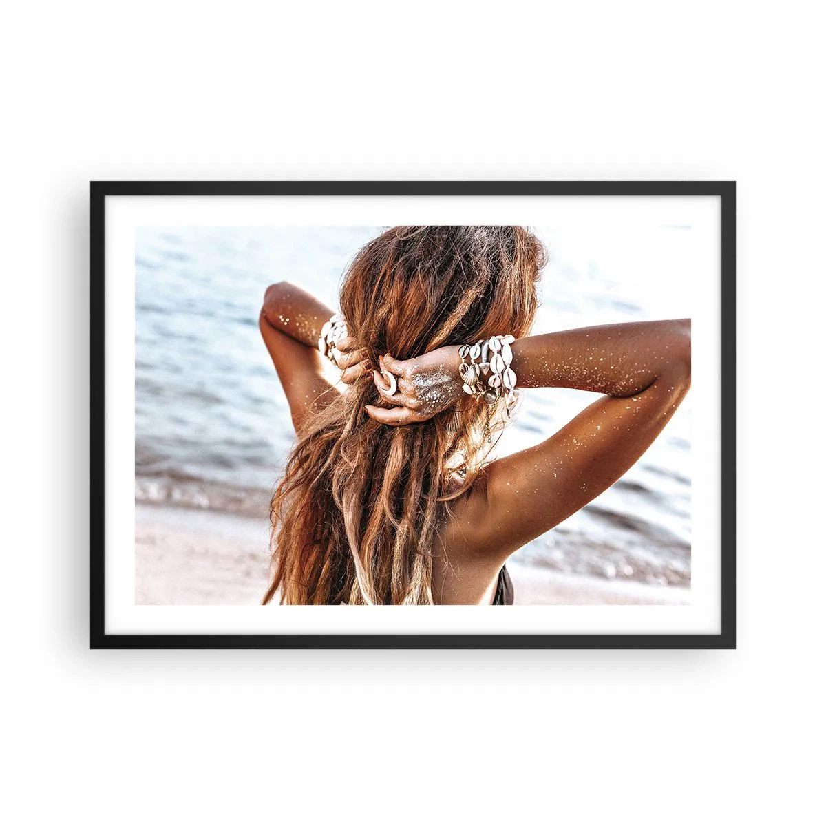 Affiche dans un cadre noir - Poster - Une femme sur la plage avec ses cheveux flottant au soleil - 70x50cm - La soeur de l'eau et du soleil - Décoration murale moderne pour le salon et la chambre ARTTOR