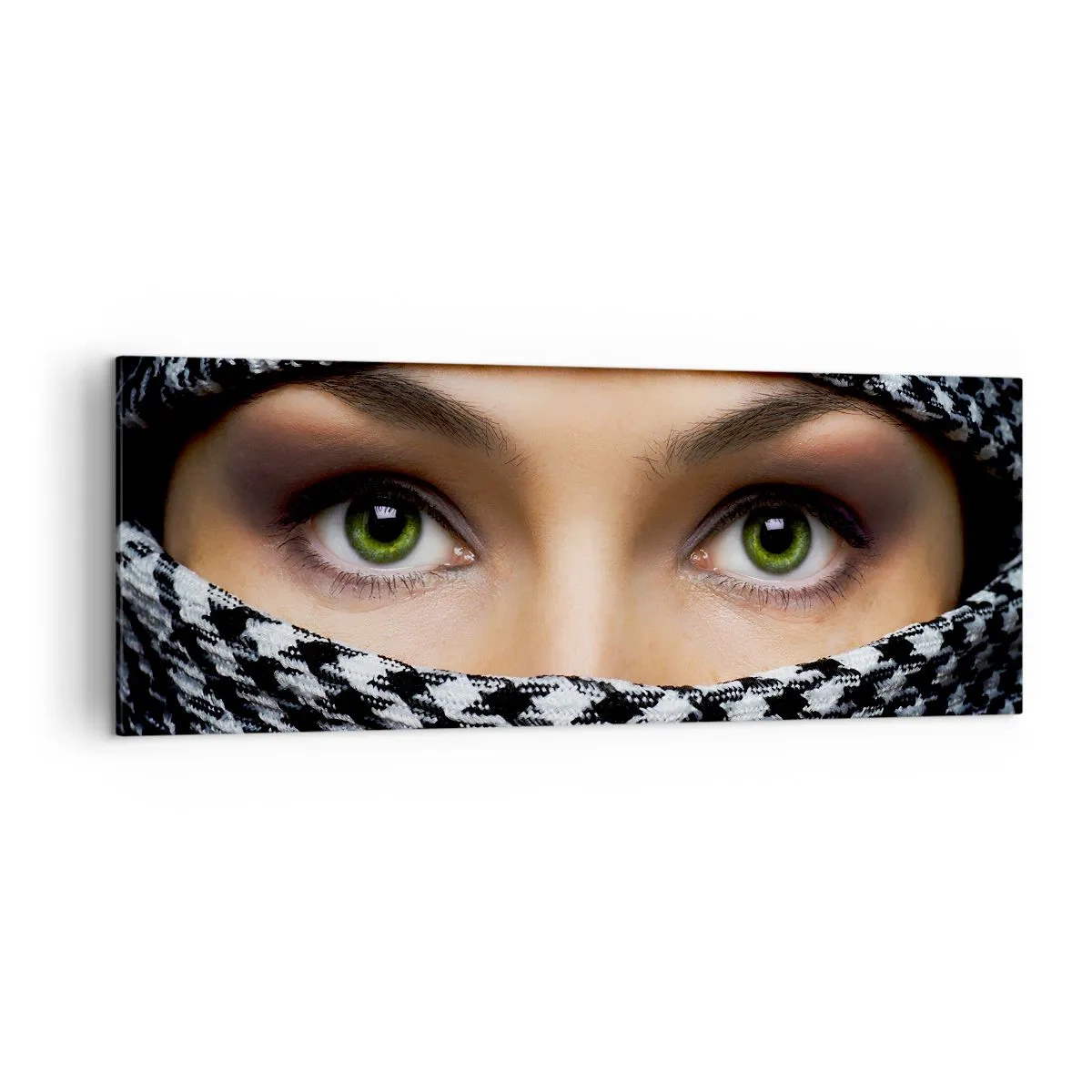 Impression sur toile - Image sur toile - Les yeux verts d'une femme sont cachés derrière un tissu à motifs en noir et blanc. - 140x50cm - Un portrait d'une beauté voilée aux yeux verts - Décoration murale moderne pour le salon et la chambre ARTTOR