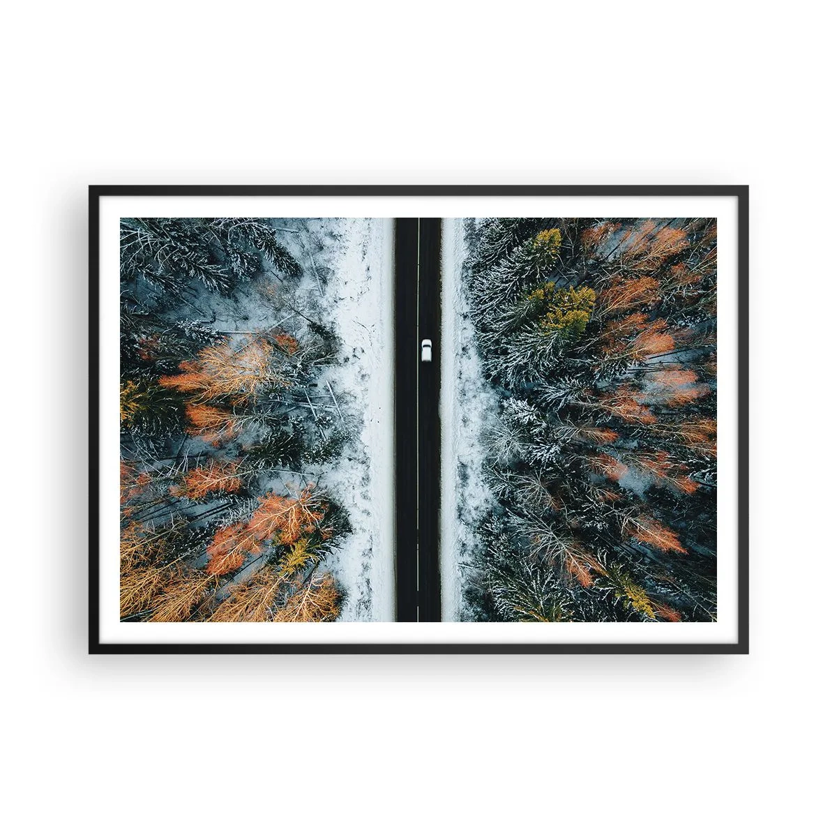 Affiche dans un cadre noir - Poster - Une route à travers une forêt hivernale vue à vol d'oiseau - 100x70cm - Couper à travers la forêt d'hiver - Décoration murale moderne pour le salon et la chambre ARTTOR