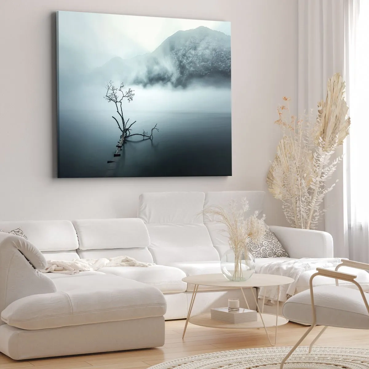 Impression sur toile - Image sur toile - Un arbre solitaire dans l'eau entouré de brouillard et de montagnes - 120x80cm - D'eau et de brouillard - Décoration murale moderne pour le salon et la chambre ARTTOR