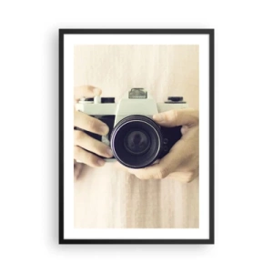 Affiche dans un cadre noir - Poster - Mains tenant un appareil photo classique - 50x70cm - Pour voir plus ... - Décoration murale moderne pour le salon et la chambre ARTTOR